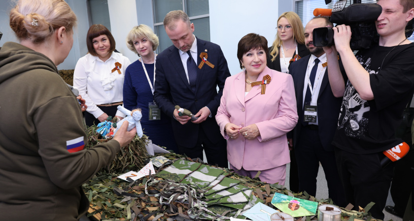 Трудоустройство и соцгарантии: Ольга Хохлова приняла участие в конференции по поддержке участников спецоперации