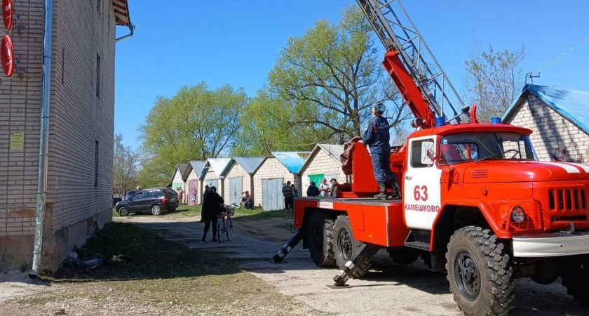 Фото к статье: При пожаре в трехэтажном доме в поселке Максима Горького пострадали два человека