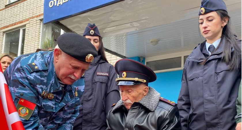 В Петушках участник ВОВ Анатолий Гаврилов передал Знамя Победы кадетам