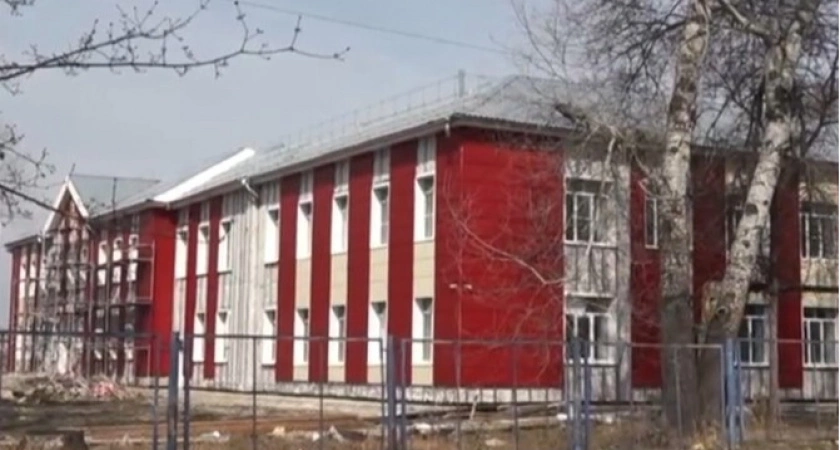 Фото к статье: В Гусевском подрядчик исправляет недостатки по ремонту фасада в школе №14