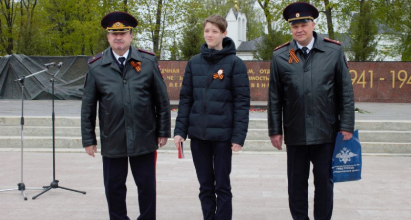 Во Владимире у Вечного огня полицейские торжественно вручили юным жителям региона паспорта граждан РФ