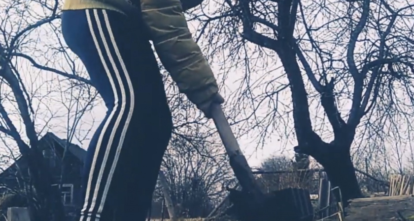 "В мае всегда закапываю в огороде тряпку": лайфхак по проверке качества грунта от европейских фермеров