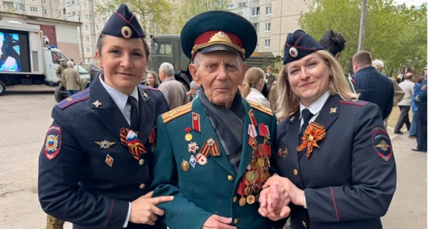Фото к статье: Полицейские Владимира поздравили с Днём Победы ветерана ВОВ Бориса Павлова