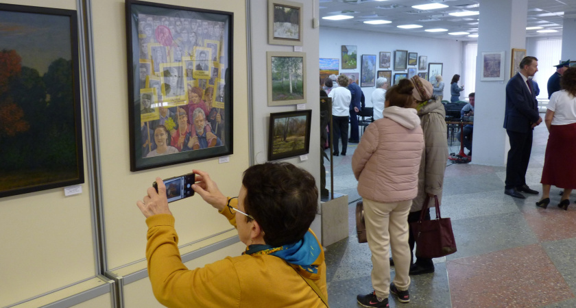 В Картинной галерее города Кольчугино работает областная художественная выставка «Весна Победы нашей»