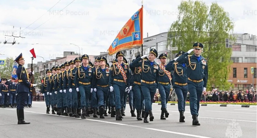 Сотрудники МЧС Владимира прошли в составе парадного расчёта на площади Победы