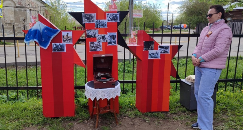 В мемориальном саду сестер Цветаевых в Александрове создали уголок «Старая пластинка военных лет»