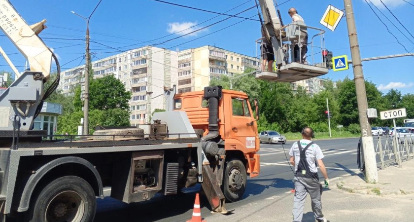 Фото к статье: Во Владимире к летним каникулам модернизируют светофоры