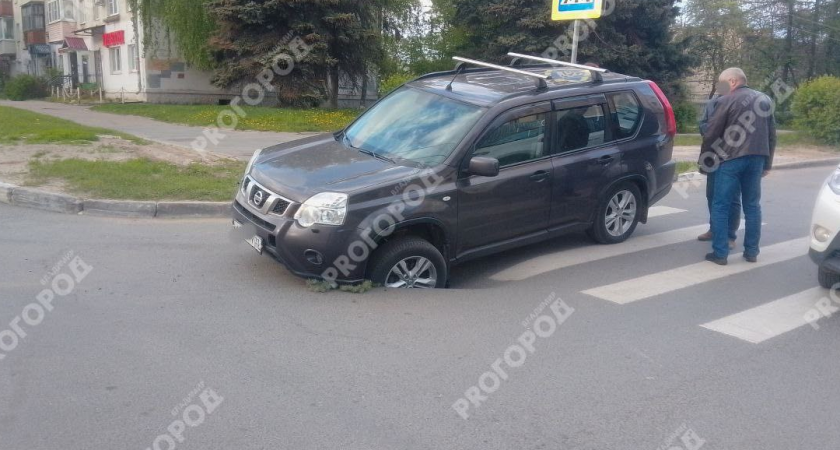 В центре Владимира автомобиль провалился колесом в асфальт