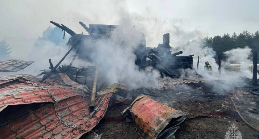 Фото к статье: В деревне Нерлинка Камешковского района загорелись два дома