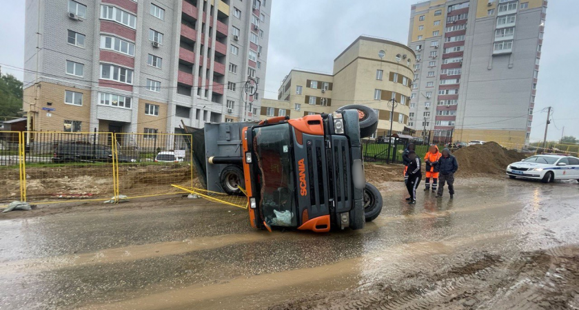 На улице Пушкарской во Владимире водитель Scania при разгрузке песка опрокинул авто