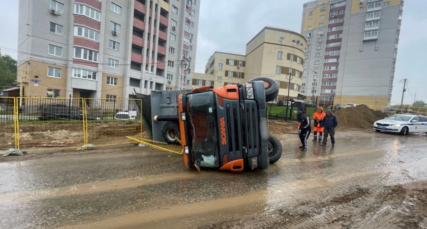 Фото к статье: На улице Пушкарской во Владимире водитель Scania при разгрузке песка опрокинул авто