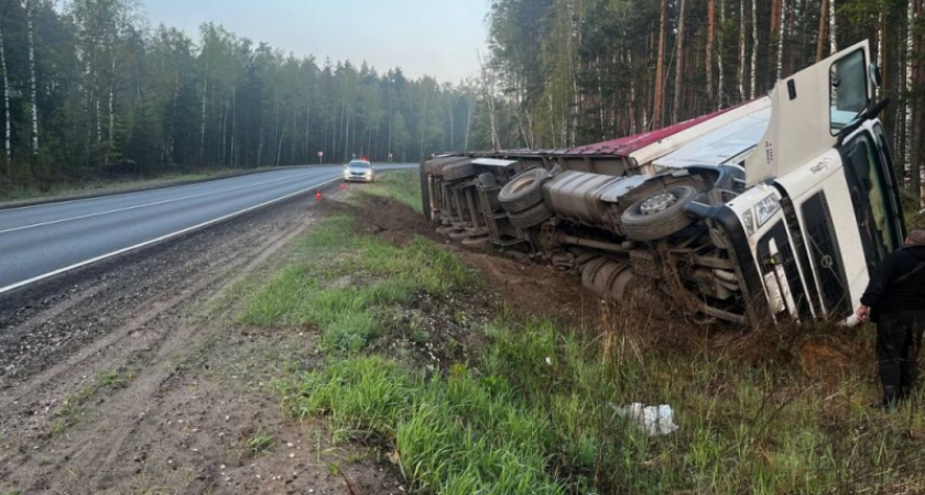 На трассе под Гусь-Хрустальным большегруз опрокинулся в кювет