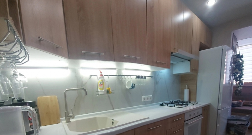 Пара пшиков на тряпку — и жир сам стечет с кухонного гарнитура: без агрессивной химии и с помощью подручных средств