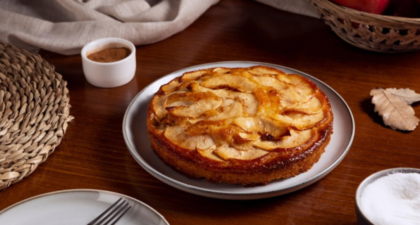 Просто тает во рту: по этому рецепту шарлотка всегда получается нежная и воздушная - домашние всегда просят добавки