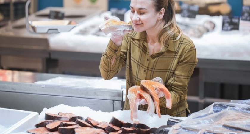 Эту рыбу вообще нельзя подавать к столу: а мы едим еще и детям даем - в ней живут паразиты