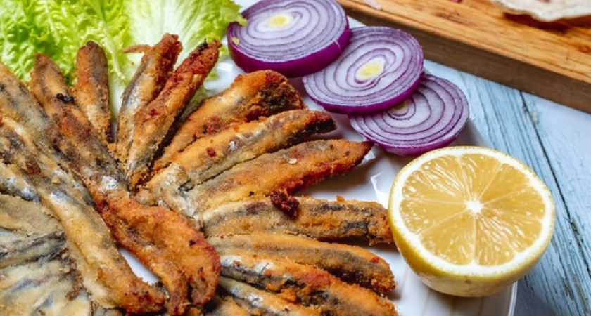 Жарю мойву без жирных брызг и литров масла: рыба получится сочной и хрустящей - пальчики оближешь