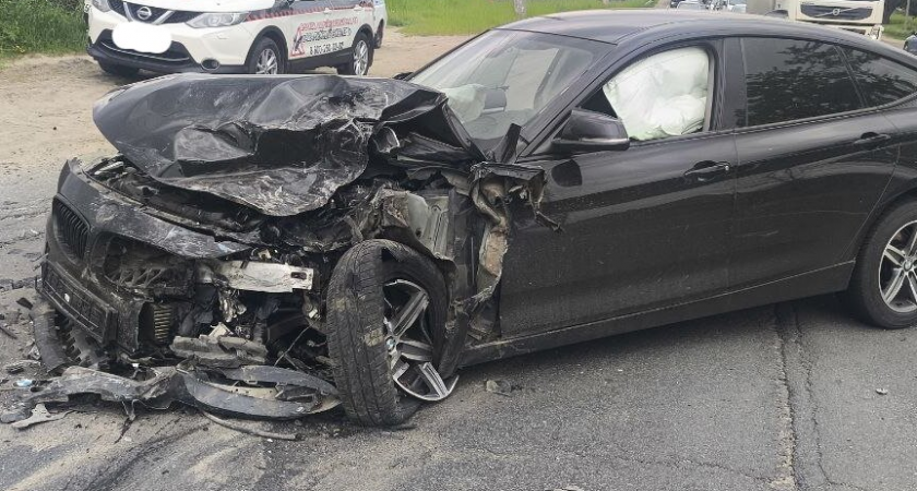 На улице Ноябрьской во Владимире водитель Nissan устроил массовое ДТП с пострадавшим