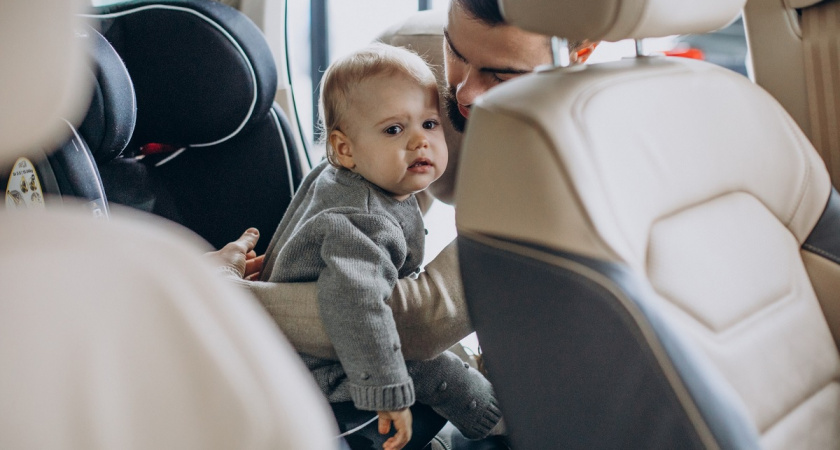 Бустеры под запретом: Минтранс собирается ужесточить требования к детским автокреслам