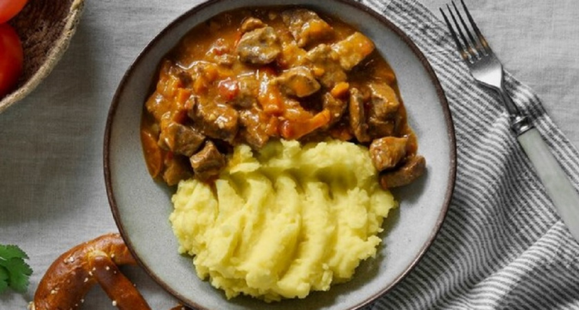 Не мука и не крахмал: вот что еще можно добавить в подливу для густоты - хитрость от опытных хозяек