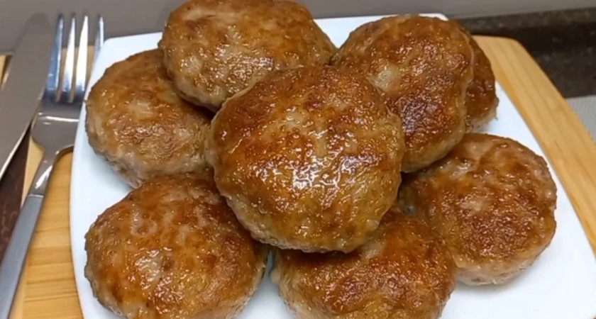 Почему мои котлеты теперь всегда сочные: раскрываю кухонный секрет - нужно добавить 2 ложки этого ингредиента