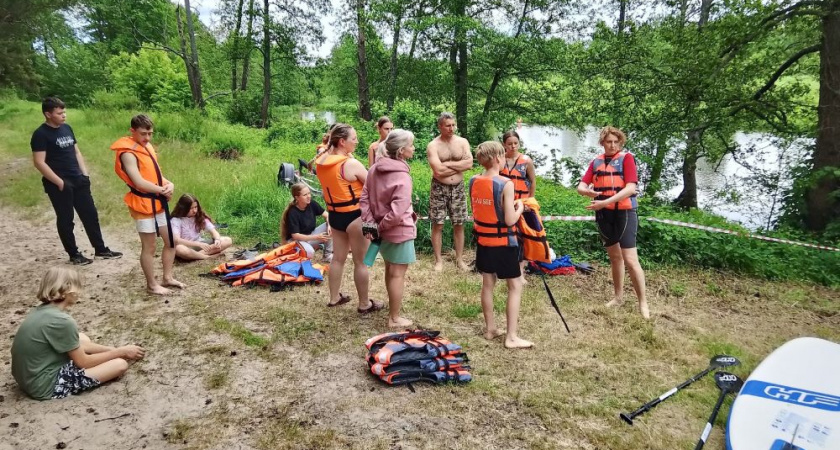 Инструкторы МЧС и аварийно-спасательной службы провели урок по спасению на воде для детей