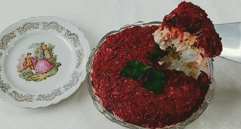 Летняя альтернатива "Оливье" и "Шубе": готовим сытный салат со свеклой и курицей - просто и вкусно