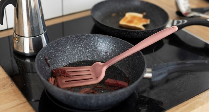 Сковорода станет как новая: весь нагар исчезнет за 1 час - хозяйкам на заметку 