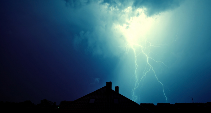 Удар молнии стал предположительной причиной пожарар в Камешкове 