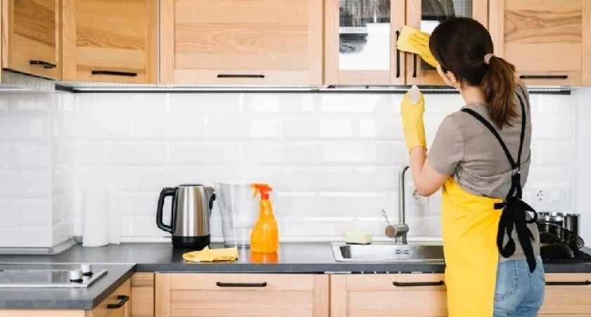 Кухонный гарнитур засияет всего за несколько минут: 2 действенных способа чистки от жирного налета