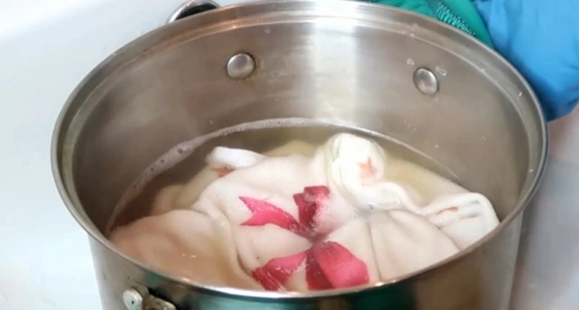 Полотенца больше не кипячу: добавляю 2 ложки этого средства, и они снова мягкие и чистые