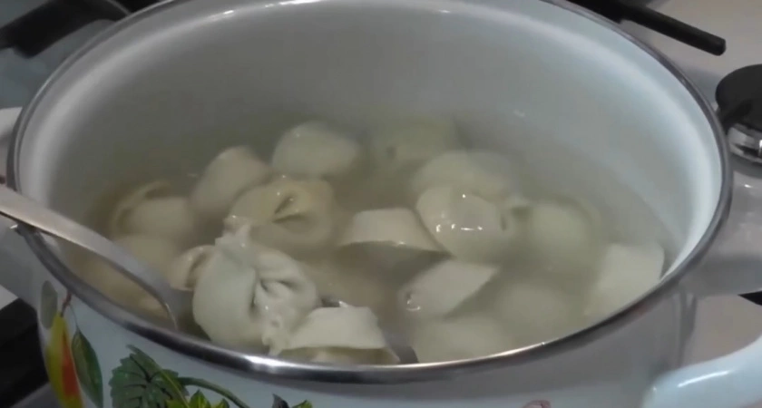 Обычная ошибка при варке пельменей, которая портит всё блюдо: как исправить за 10 секунд?