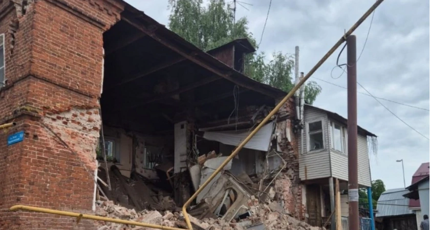 Во Владимире закрыли проезд на Летнеперевозинской из-за обрушения стены дома 