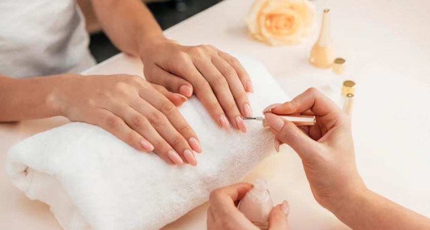 Летний маникюр-2025: 6 главных трендов для длинных ногтей - всем на зависть