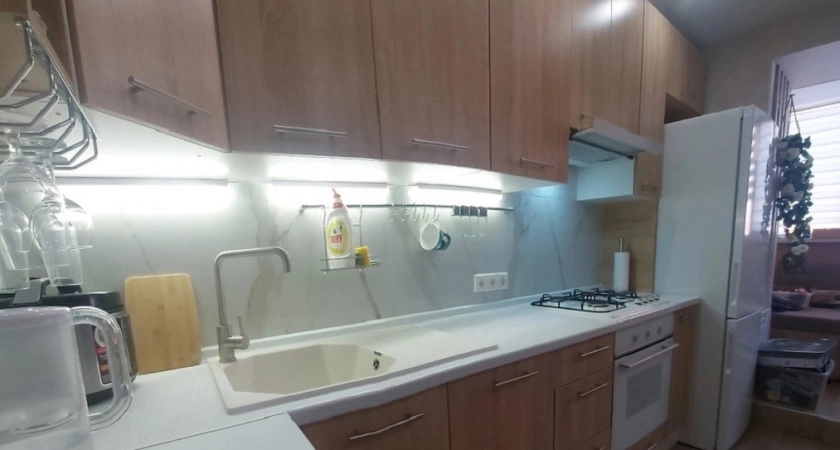 Всего стакан этой смеси, и кухонные фасады станут как новые: рецепт средства, которое вернет кухне первозданный вид