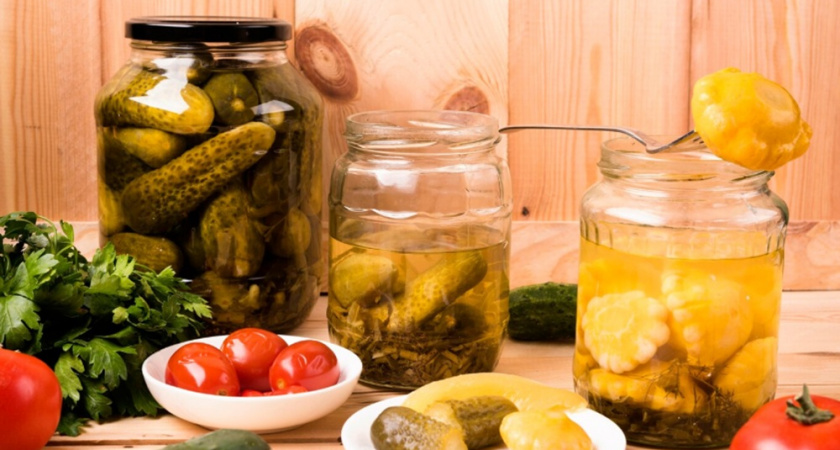 Соленые огурцы больше не будут склизкими и мягкими: вот что нужно добавить в них для хруста - есть несколько бабушкиных хитростей 