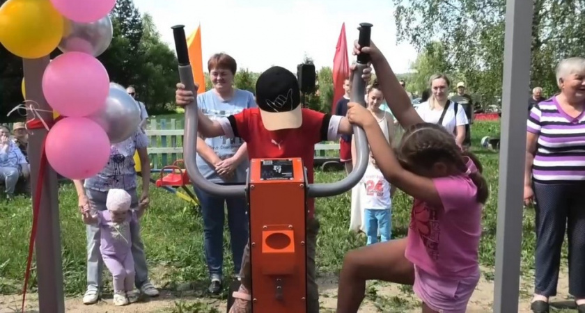В кольчугинском селе открыли спортивно-игровую площадку с тренажерным комплексом