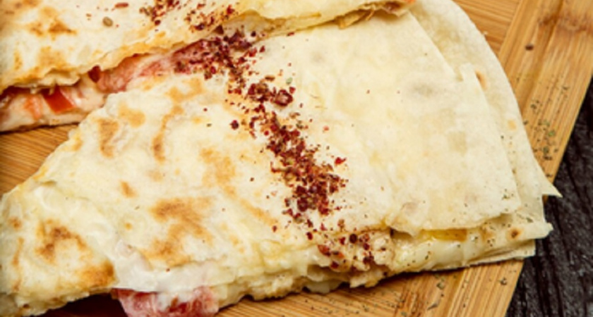 Берем лаваш и кидаем на мангал - хрустящая закуска готова: гости будут в восторге и попросят добавки 