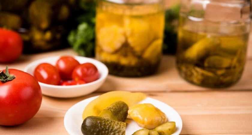 Теперь соленые огурцы точно не будут склизкими и мягкими: вот что с ними нужно сделать - хитрость от бабушки