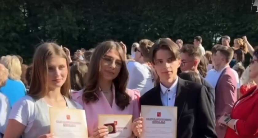 Власти Владимира вручили медали лучшим ученикам в День Молодежи