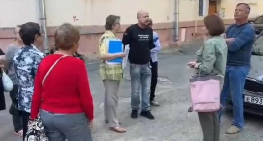 Фото к статье: Во Владимире строители угрожают снести детскую площадку ради парковки