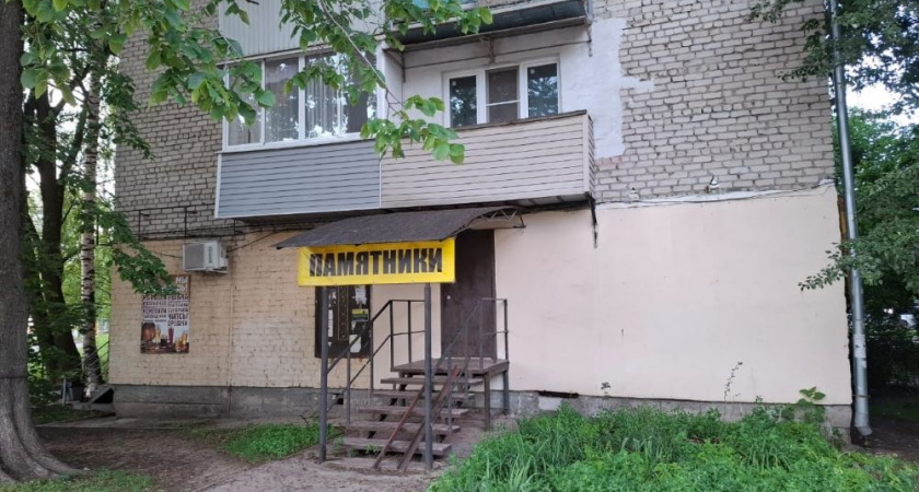 В Гусь-Хрустальном запретили витрины с надгробиями под окнами жильцов
