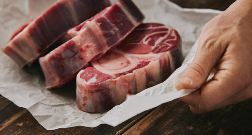 Нежное мясо в пергаменте: секрет сочности без лишнего жира, от которого ахнет даже привереда