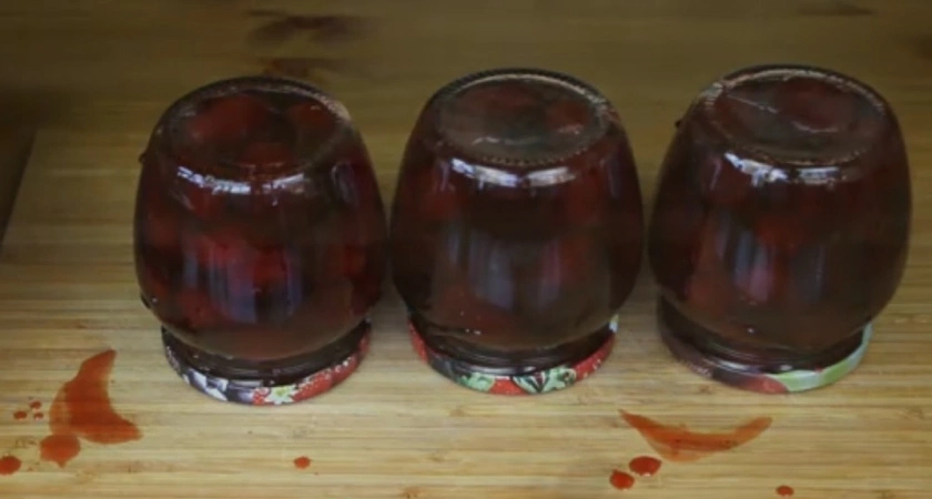 Стерилизую банки так, и компоты с вареньями хранятся долго: проверенные способы