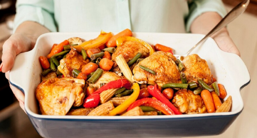 Забудьте о долгих часах на кухне: этот рецепт запеченной курицы с овощами – настоящее спасение для ленивых и голодных