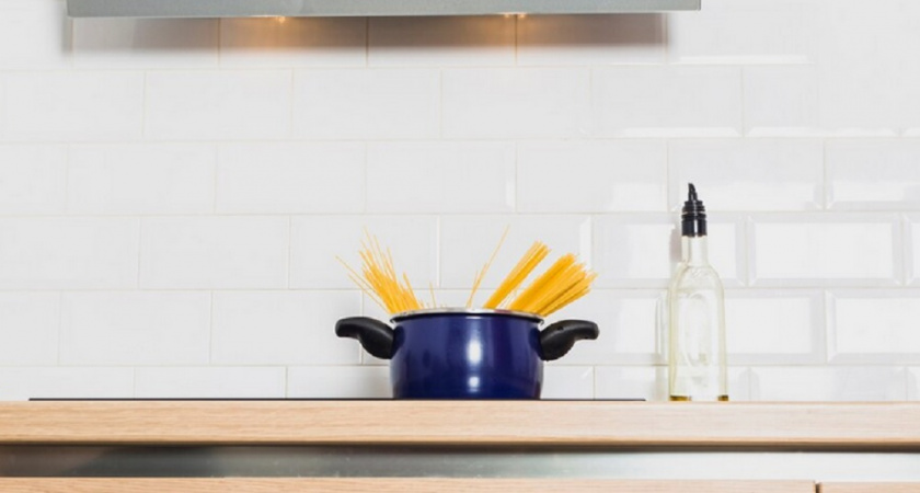 Он прочный, как камень, и гладкий, словно шелк: материал, который лучше плитки - для кухни и ванной 