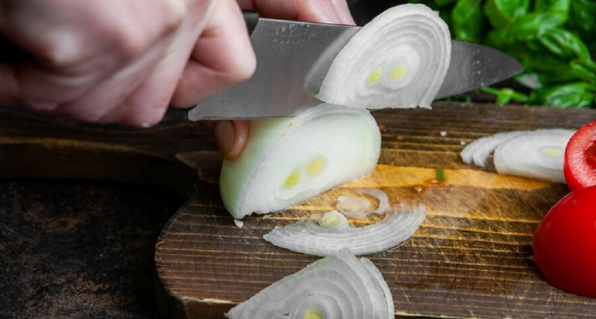 Улучшаем вкус салата: быстрый способ замариновать лук, который понравится даже детям