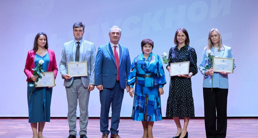 Ольга Хохлова поздравила лучших выпускников ВлГУ с окончанием учебы