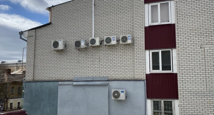 Летний кошмар: почему тысячи россиян заставят снимать кондиционеры с фасадов?