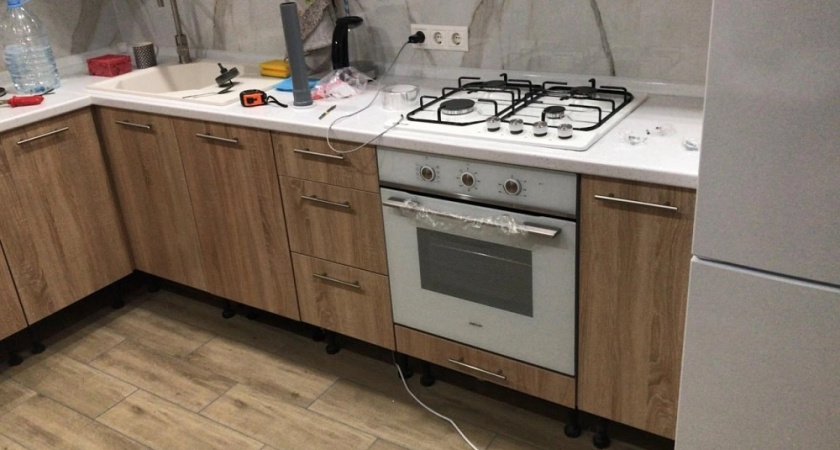 Забудьте о тряпке: обработайте шкафы этим фруктом — и жир больше не страшен, блеск на неделю