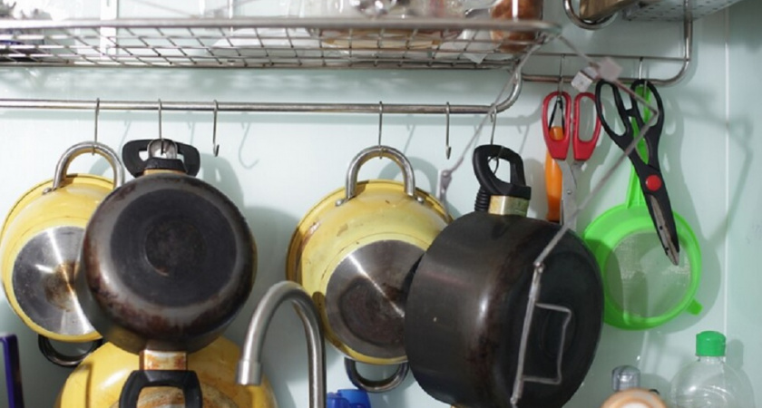 Добавьте 2 ложки — и стеклянные крышки от кастрюль будут как новые: грязи и жирного налета как не бывало